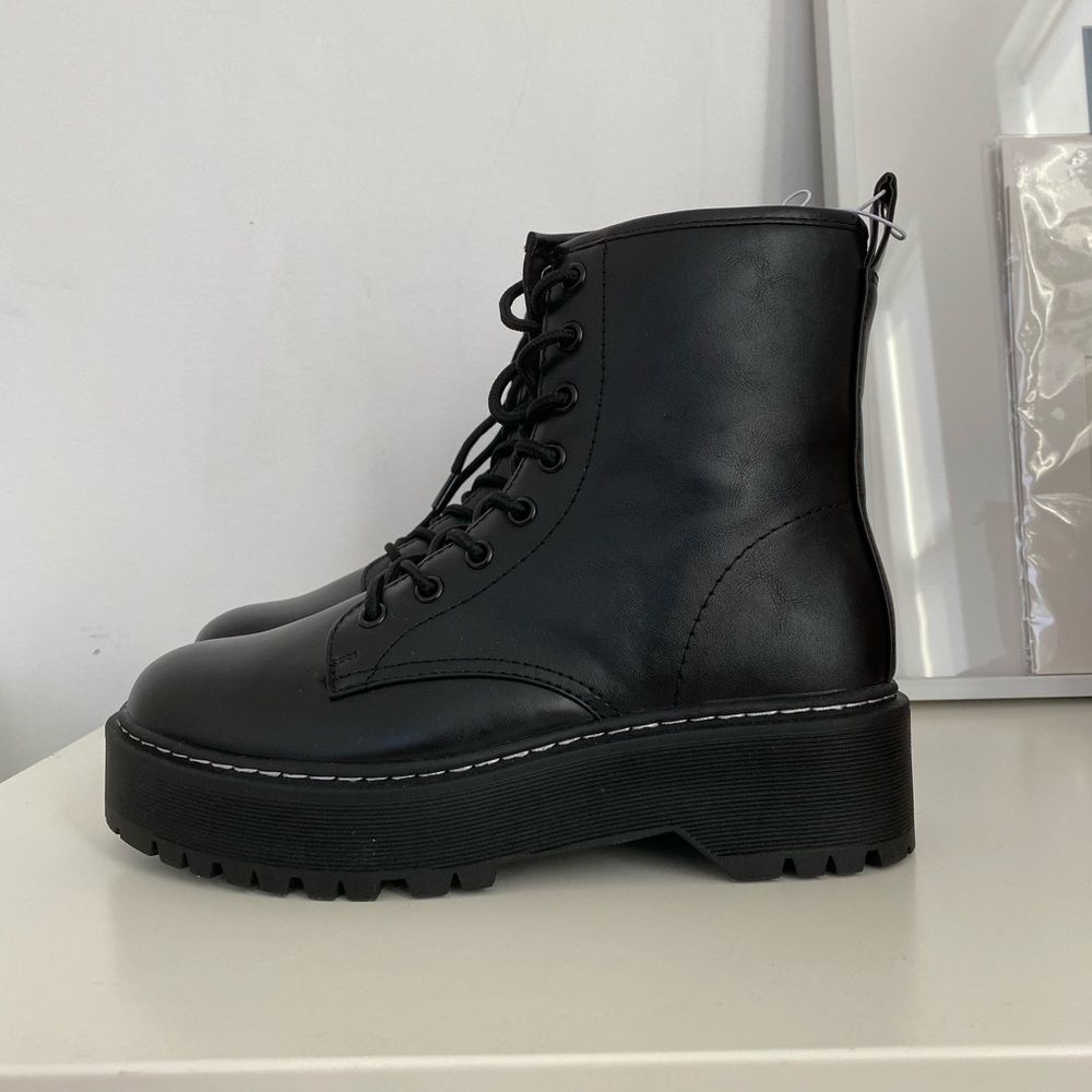 Universal thread platform black combat boots